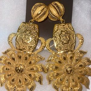 Gold earrings. Brand new never worn.